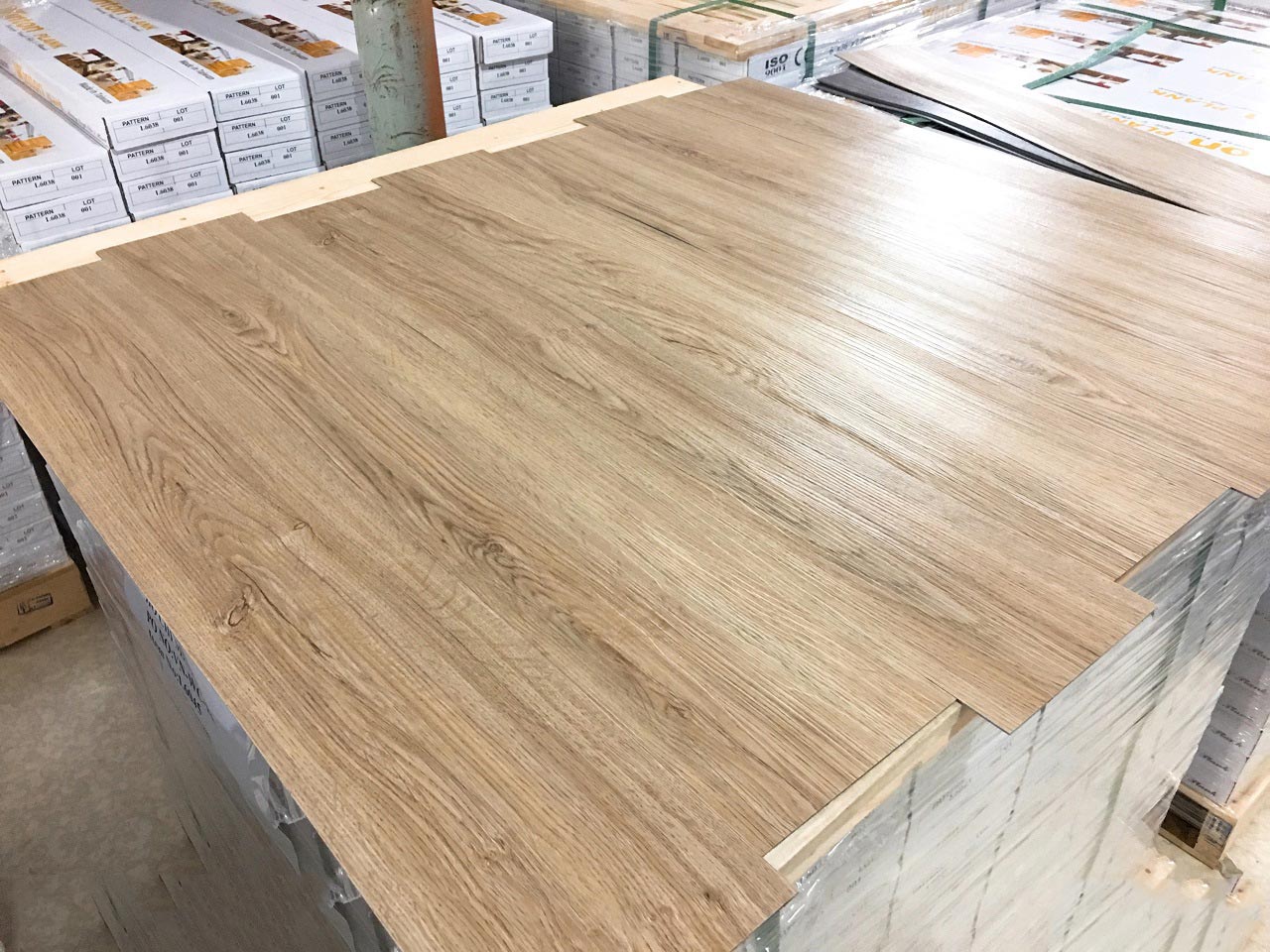 Thảm nhựa trải sàn vân gỗ